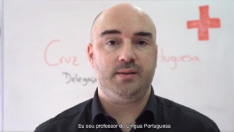 Se é migrante e ainda não fala português, a Cruz Vermelha ajuda-o.